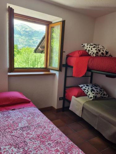 a room with two bunk beds and a window at Chalet Silence - Grand Haury in Auri Grande