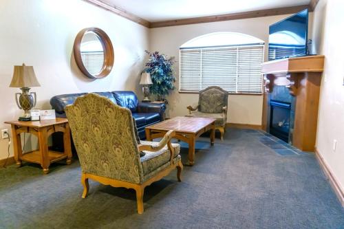 a living room with a couch and a table and chairs at Villa 1041 - 3 Bed 3 Bath Full Kitchen villa in Midway