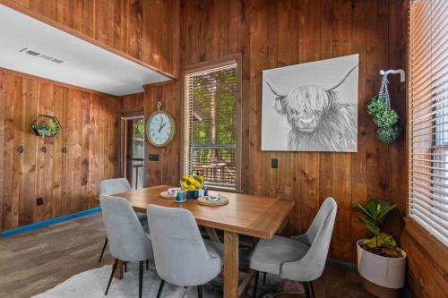 a dining room with a wooden table and chairs at Jackson’s Urban Cabin Escape in Jackson