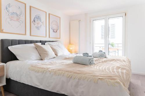 Beyond Cozy, Coastal Design, Balkon & Parkplatz