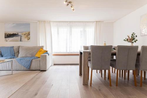 Beyond Cozy, Coastal Design, Balkon & Parkplatz