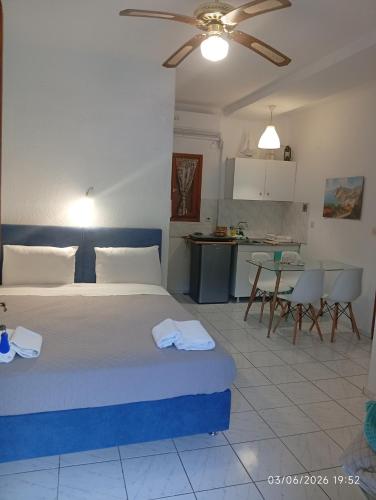 ein Schlafzimmer mit einem großen Bett und eine Küche in der Unterkunft Villa Sandra in Panormos Skopelos