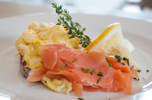 een bord met vis, aardappelpuree en kaas bij The Mount Knysna in Knysna