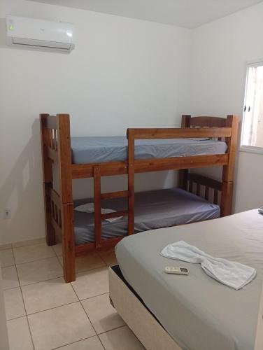 a room with two bunk beds and a bed at Casa de férias Pôr do Sol 2 in Presidente Epitácio