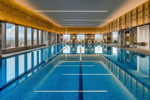 Kaohsiung Marriott Hotel — Swimming pool