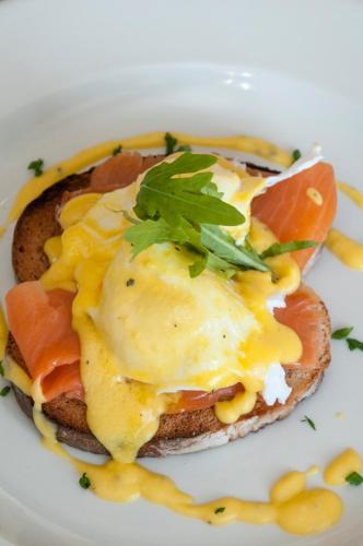 Een ontbijtsandwich met eieren, kaas en ham op een bord. bij The Mount Knysna in Knysna