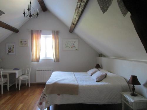 Un pat sau paturi într-o cameră la Mon Doux Repos