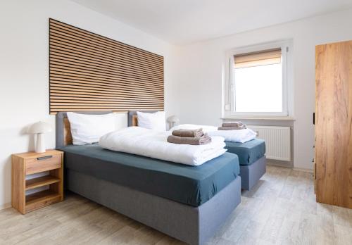 two twin beds in a bedroom with a window at Casa Materi Schweinfurt in Schweinfurt
