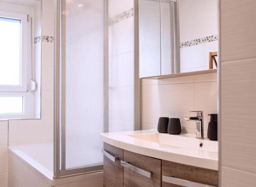 a bathroom with a sink and a shower at Casa Materi Schweinfurt in Schweinfurt