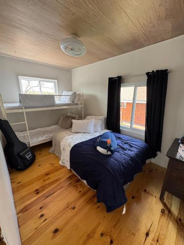 ein Schlafzimmer mit einem Bett, auf dem ein Hut liegt in der Unterkunft Pickerel Point in Port Severn