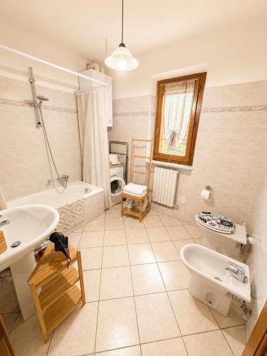 a bathroom with a sink and a tub and a toilet at Casa Campomonte in Poppi