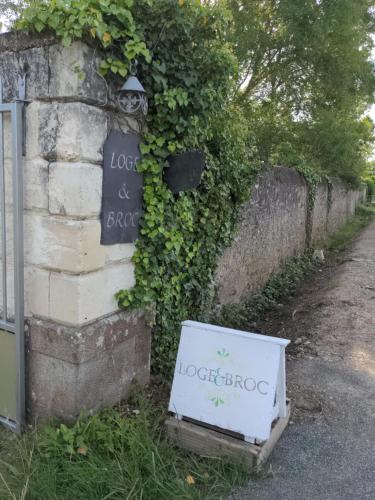 a box sitting on the side of a building at Loge & Broc in La Possonnière