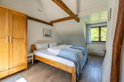 a bedroom with a large bed in a room at Lütt Kate Hemmelmark in Louisenberg