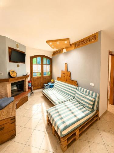 a living room with a couch and a tv at Casa Campomonte in Poppi