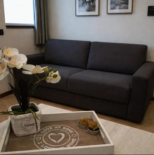 a living room with a couch and a table with flowers at La Tavernetta in Casto