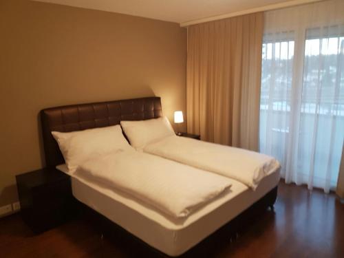 A bed or beds in a room at Hotel Bahnhof