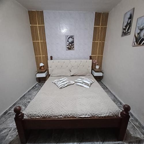 a bed in a room with two pillows on it at Casa Singela in Miguel Pereira