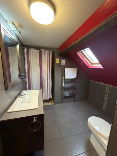 ein Badezimmer mit Waschbecken und Toilette in der Unterkunft Bennetts Hotel in Long Eaton