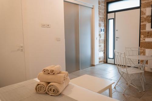 a room with towels sitting on a table at SuiteLab in Palo del Colle