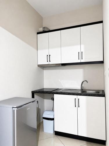 a kitchen with white cabinets and a sink at Lukova Center Sunset Apartments in Lukovë