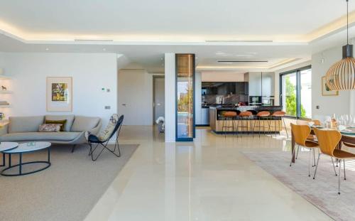 Lux Villa Puente Romano
