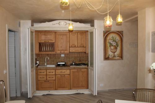 Кухня или мини-кухня в La Rosa Del Garda Apartment
