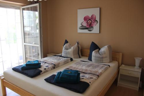 Un pat sau paturi într-o cameră la Hibiskus Appartementhaus