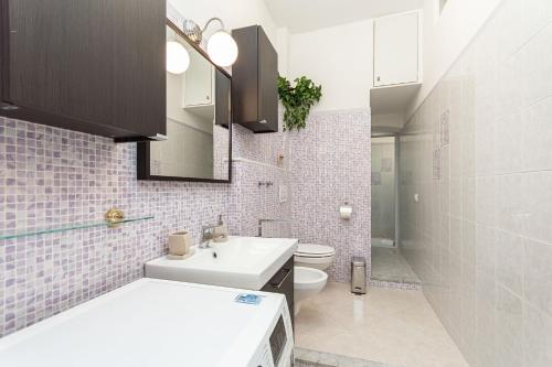 a bathroom with a white sink and a toilet at "Cà Niella" in centro e a 9 m dal mare in Savona
