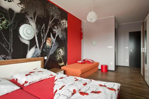 ヴェー・ムニェスト・ナト・メトゥイーにあるPension Siestaの赤い壁のベッドルーム1室(ベッド1台付)