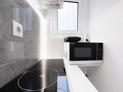 Athens Explorer Studio Near Transit by ΜPS