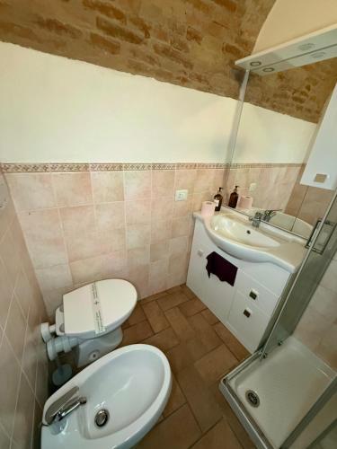 a bathroom with a toilet and a sink at Rifugio della Contea - Centro storico Perugia in Perugia