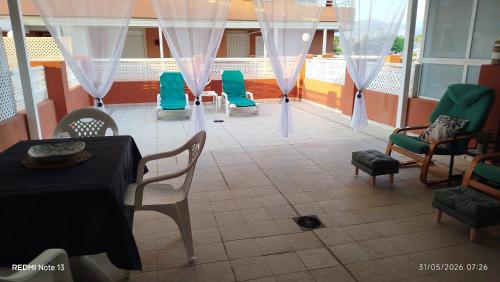 a room with chairs and a table and a table and chairs at Apartamento Perea playa in Tavernes de Valldigna