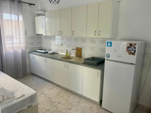 PELEKAN rooms and apartments athina 11