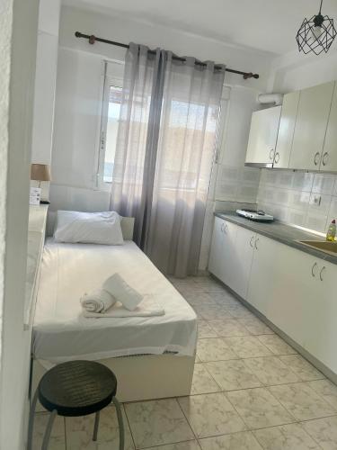 PELEKAN rooms and apartments athina 11
