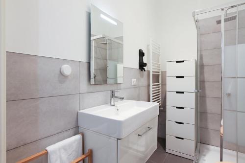 Only 10 min to Duomo with Free Private Parking - Milan Easy Living