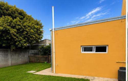 an orange building with a window on the side of it at Departamento norte interno in Rafaela