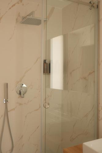 a shower with a glass door in a bathroom at Nafura in Raffadali