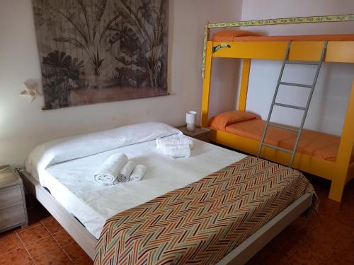 una camera da letto con un letto a castello con due letti a castello di TROPEA BIANCA a Tropea