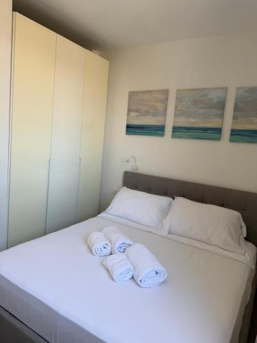 una camera da letto con un letto con asciugamani sopra di Giusti Mare a Grosseto