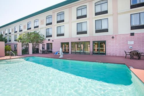 Bazén v ubytování Holiday Inn Express & Suites - Mobile - I-65 by IHG nebo v jeho okolí