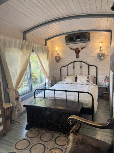 a bedroom with a bed and a table in it at La Măgaru Tăvălit in Nucşoara