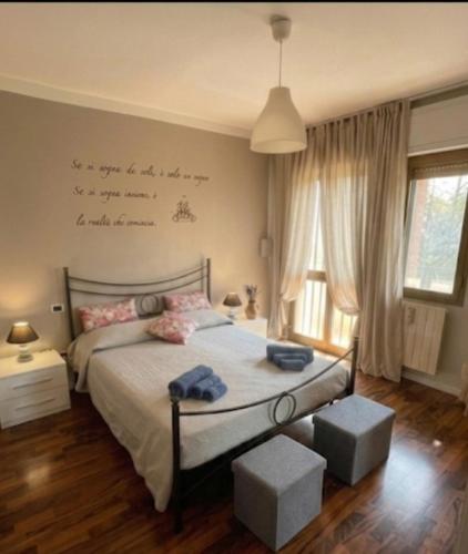 a bedroom with a bed with a writing on the wall at Il nido di Giulia in Montevettolini