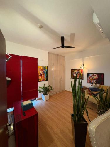 ein Wohnzimmer mit Sofa und Deckenventilator in der Unterkunft Kingswick in Kathmandu