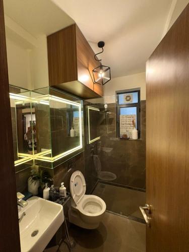 ein Badezimmer mit Toilette und Waschbecken in der Unterkunft Kingswick in Kathmandu