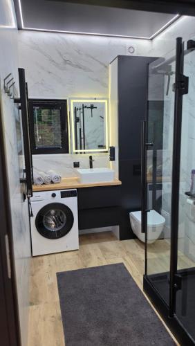 ein Badezimmer mit Waschbecken, Dusche und Toilette in der Unterkunft ANPOL komfort in Inowrocław