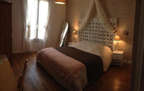 a bedroom with a large bed and a window at B&B en Champagne in Cramant