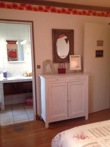 a bathroom with a sink and a mirror at B&B en Champagne in Cramant