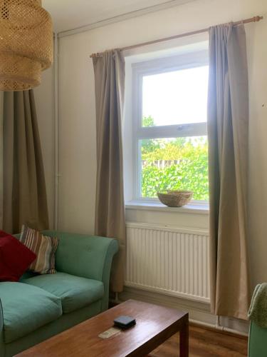 Zona d'estar a Trigonos - Peaceful Lakeside B&B and Retreat in Eryri National Park