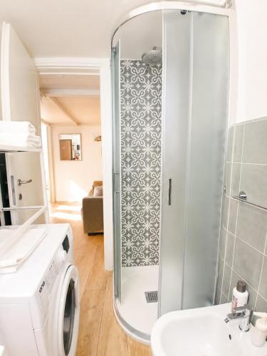 a bathroom with a shower and a washing machine at Sanremo Apartments - Marilux in Sanremo