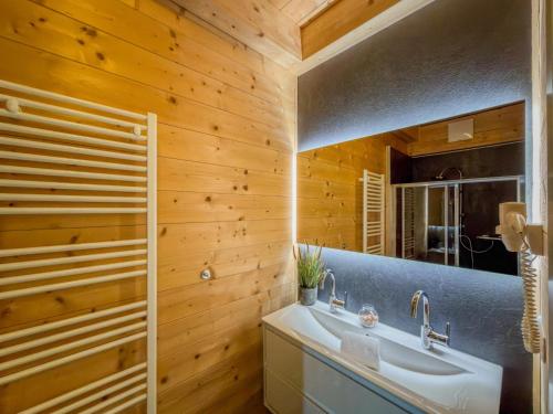 a bathroom with a sink and a mirror at Rattendorf 13B in Rattendorf